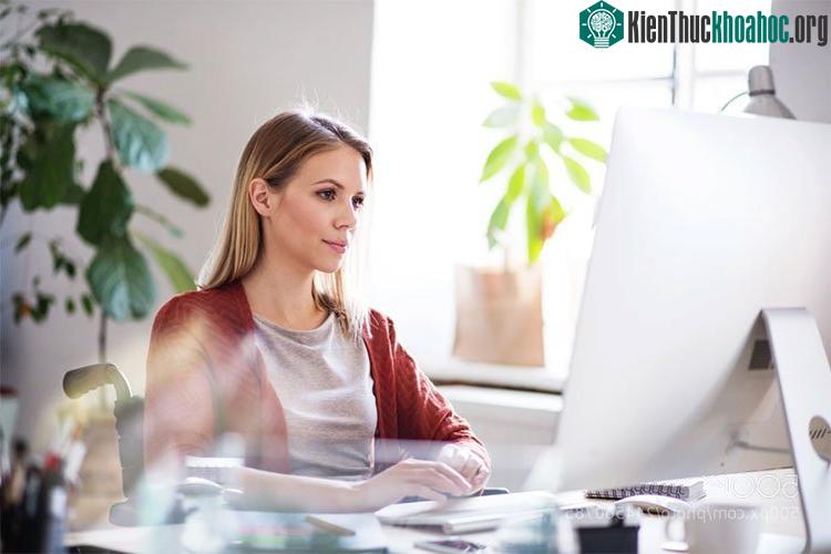 Tư thế ngồi thẳng lưng giúp bạn tập trung và giải quyết công việc nhanh nhạy hơn