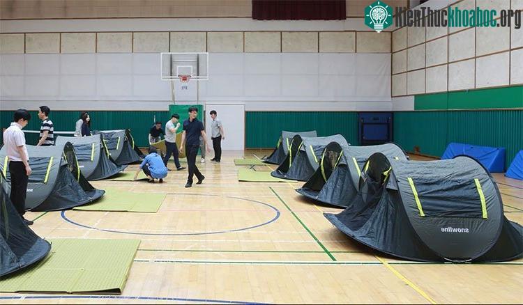Một khu tránh nóng có điều hòa nhiệt độ được lập ra trong một tòa cao ốc ở Seoul – Hàn Quốc. (Ảnh: EPA).