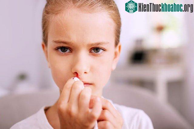 Thời tiết quá lạnh hoặc quá nóng cũng góp phần gây chảy máu mũi.