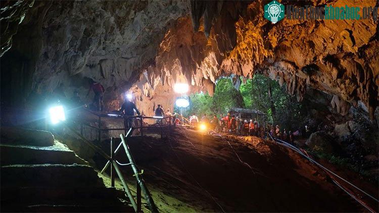 Đội cứu hộ đặt máy bơm ở cửa hang để giải cứu đội bóng mắc kẹt. (Ảnh: Linh Pham).