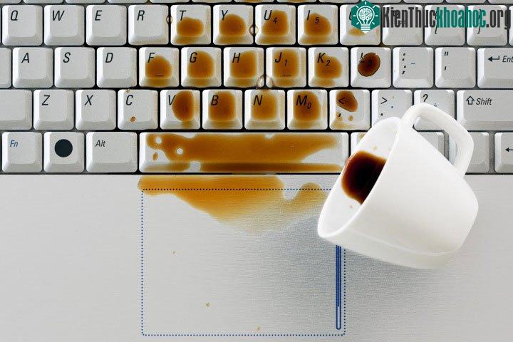 Nếu không hành động nhanh, Chất lỏng có thể phá hủy các thiết bị điện tử một cách nhanh chóng.