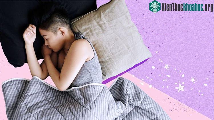 Nằm nghiêng bên trái được đánh giá tốt cho mọi đối tượng, đặc biệt là người có vấn đề về tiêu hóa. (Ảnh: Healthline).