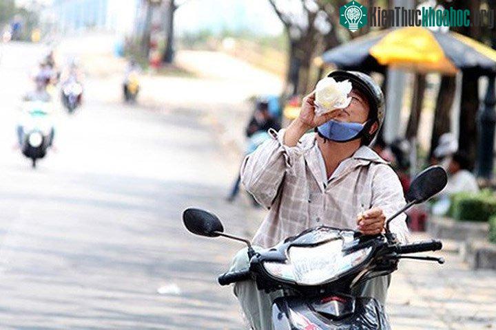 Nếu di chuyển đường dài, có thể mang theo bình nước dự trữ.