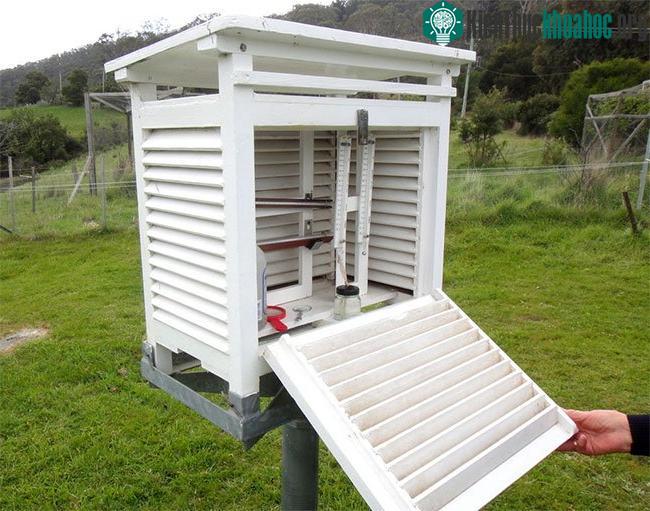 Stevenson Screen chứa nhiệt kế đo nhiệt độ không khí được thiết kế bằng gỗ, sơn màu trắng