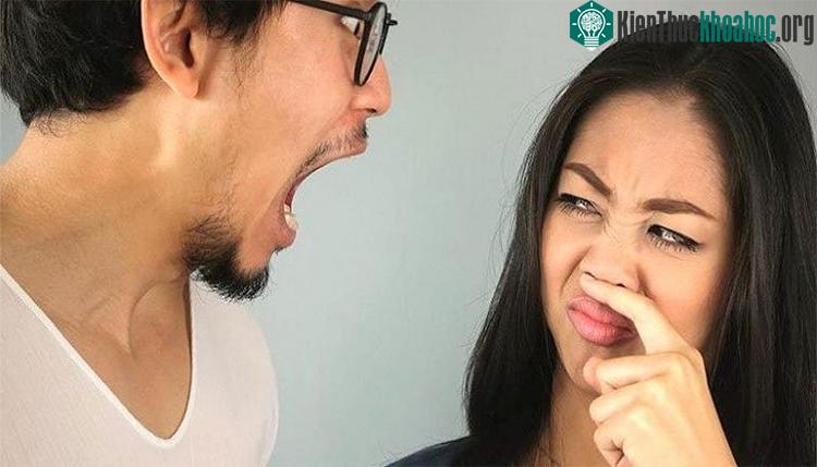 Tiêu hóa có vấn đề gây ra hôi miệng và mùi hôi trên cơ thể. (Ảnh: MH).