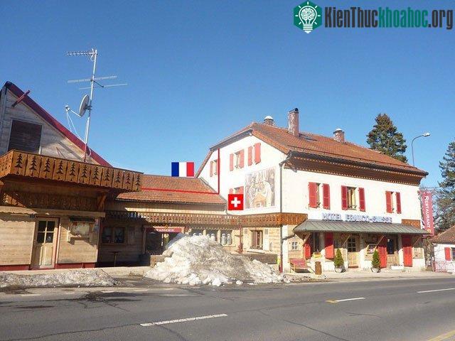 Arbez Franco-Suisse được đánh giá là khách sạn độc đáo và độc nhất hành tinh.