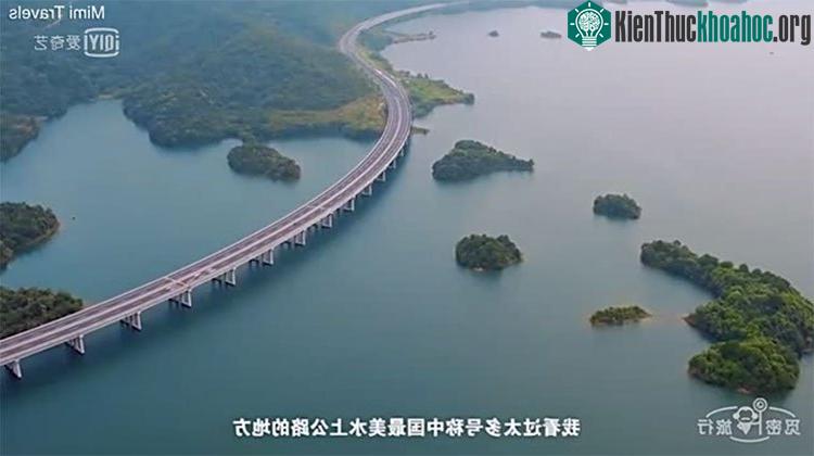 Đường cao tốc đặc biệt được xây trên đỉnh 17 cây cầu chìm dưới nước.