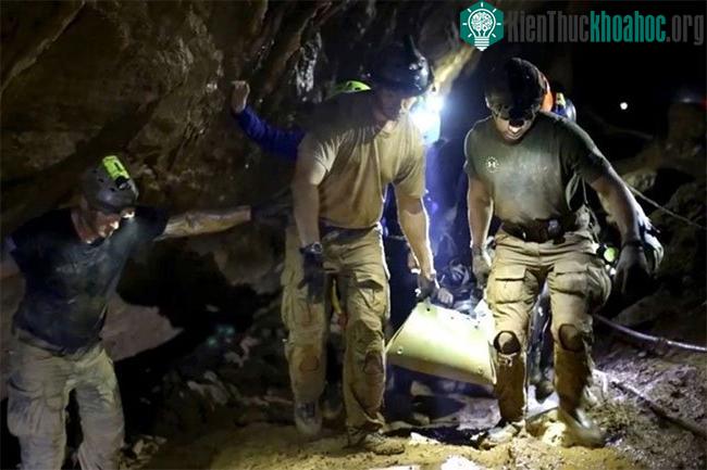 Hình ảnh cận cảnh cuộc giải cứu nghẹt thở đội bóng Thái Lan. (Ảnh từ video).
