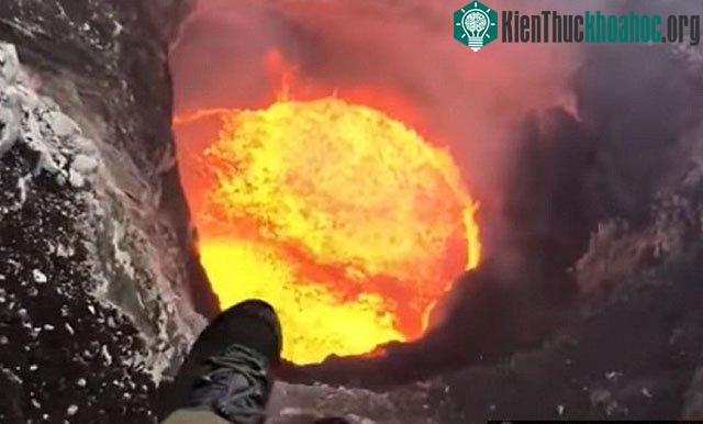 Chân của phi công Martin lơ lửng ngay trên miệng núi lửa