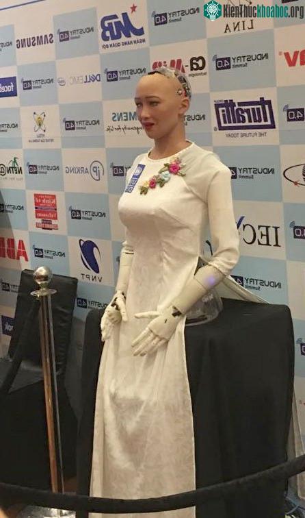 Robot Sophia trong bộ áo dài truyền thống Việt Nam.