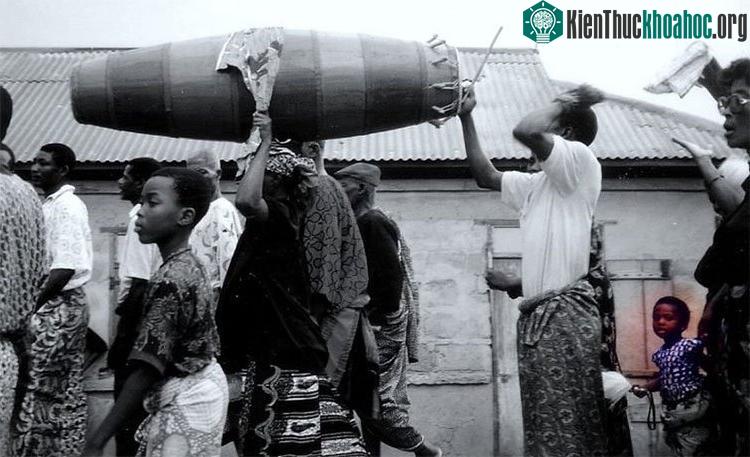 Hầu hết những người qua đời ở Ghana đều phải trải qua thời gian đông lạnh từ 3 đến 6 tháng.