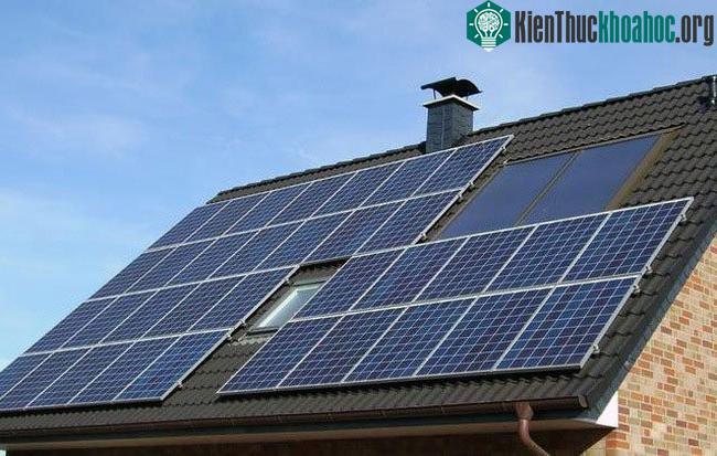 Chi phí lắp đặt một hệ thống pin mặt trời rơi vào khoảng 15.000 - 40.000 USD (300 triệu – 1 tỷ VNĐ).