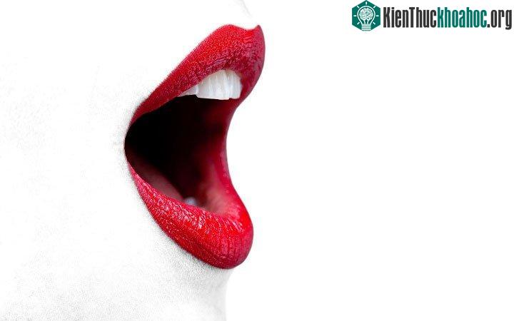 Khi thu âm, giọng nói sẽ không có tần số thấp như vậy khiến cho giọng chúng ta trở nên cao hơn và khác đi.