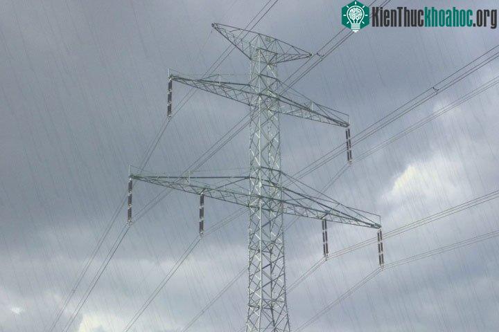 Đoản mạch khiến cho dòng điện chạy qua một đoạn đường ngoài ý muốn, nơi không có hoặc có điện trở thấp.