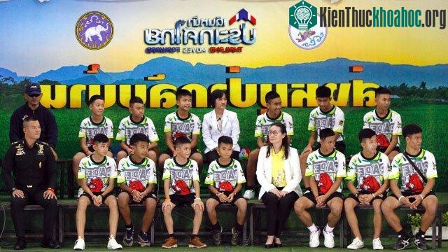Đội bóng Lợn Hoang xuất hiện trong buổi họp báo ngày 18/7. (Ảnh: The Nation).