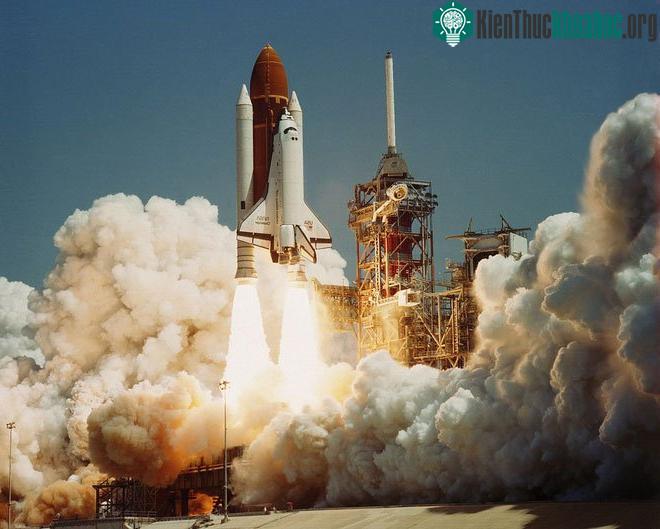 Các chuyên gia NASA sử dụng các gioăng đệm làm từ cao su - một chất liệu chịu lạnh kém khiến tàu con thoi Challenger nổ tung.