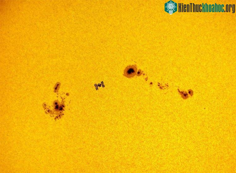 Trạm vũ trụ quốc tế (ISS) với background là mặt trời với những điểm đen lớn trên bề mặt