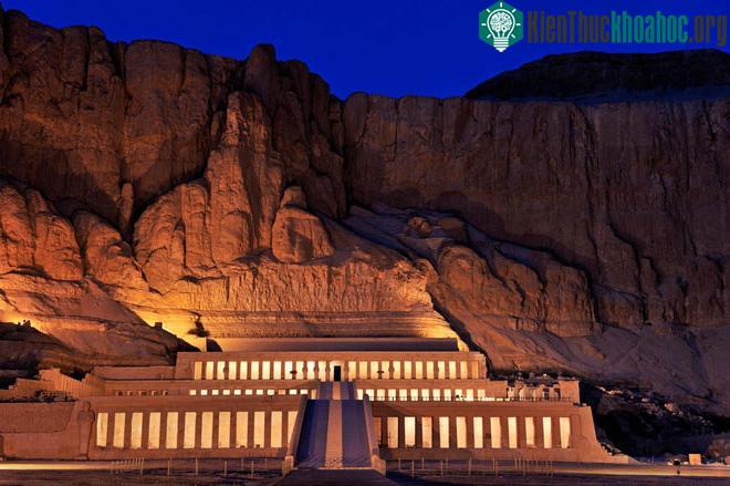 Lăng mộ Hatshepsut hiện lên tuyệt đẹp dưới hoàng hôn.