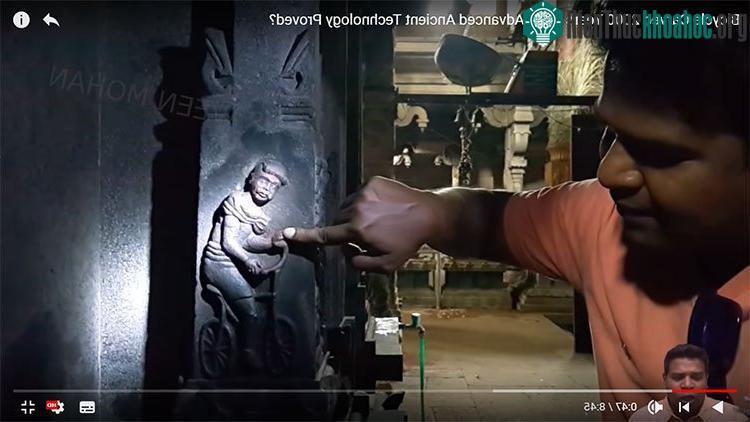 Hình người ngồi trên một chiếc xe đạp hiện đại trong ngôi đền cổ 2.000 năm.