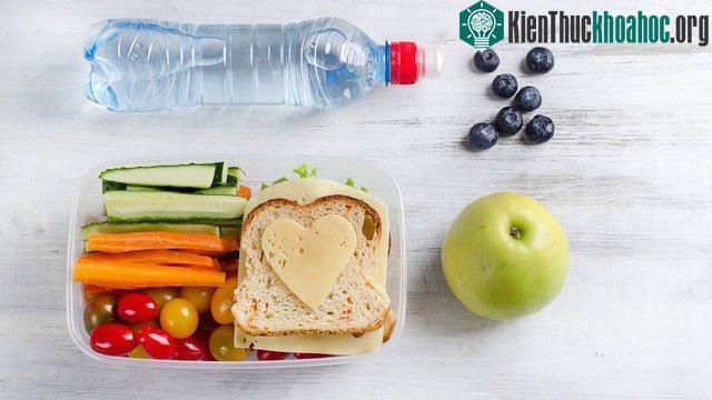 Tránh sử dụng hộp đựng bằng nhựa khi chế biến đồ ăn và thức uống trong lò vi sóng.