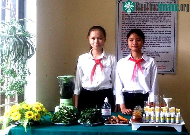 Mai Thị Kiều Nhi và Phạm Thị Khánh Hà bên cạnh sản phẩm của mình.