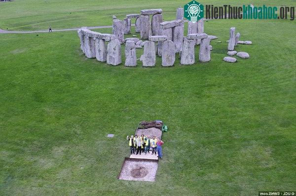 Hộp sọ của 25 người Neolithic thời cổ đại đồ đá được chôn ở khu vực Stonehenge cách đây hơn 5.000 năm.