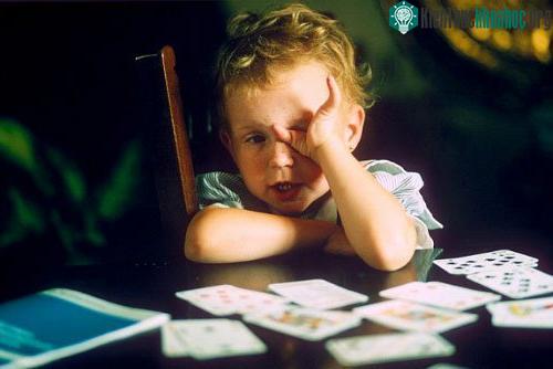 Bé Georgina Harrison bị dị tật tương tự người bố do bà nội em dùng Thalidomide. (Ảnh: REX).