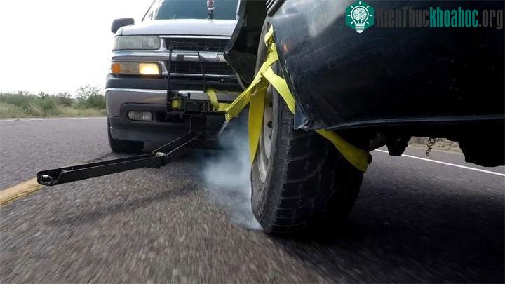 “Grappler Police Bumper” có thể lắp đặt vào gầm trước của xe cảnh sát.