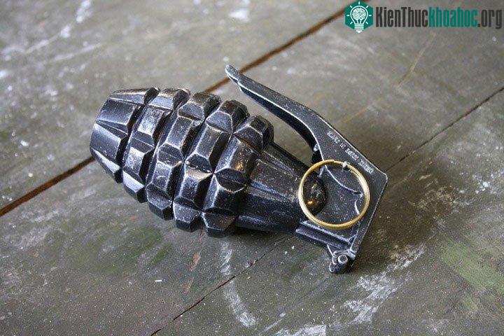 Mills đã nghĩ ra cách khoét các rãnh để vỏ lựu đạn dễ dàng tách ra thành những mảnh kim loại sắc nhọn.