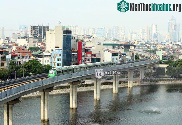 Hình ảnh đoàn tàu đi qua hồ Hoàng Cầu (quận Đống Đa, Hà Nội).