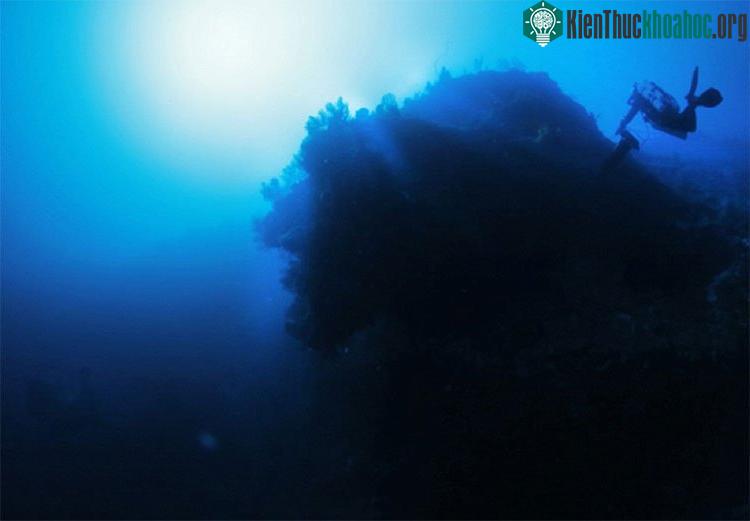 Vật thể ngập nước không xác định (USO) này có hình thù kỳ lạ, dài tới 182m.