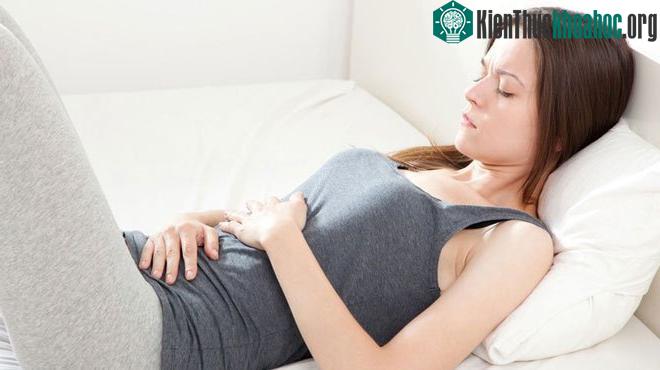 Các triệu chứng xoắn buồng trứng cũng có những nét tương đồng với triệu chứng của sỏi thận.