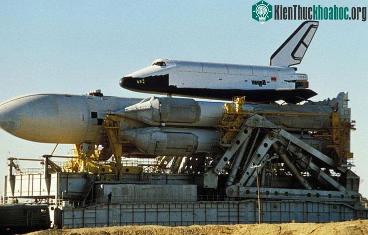 Tàu con thoi không gian Buran với tên lửa đẩy Energia