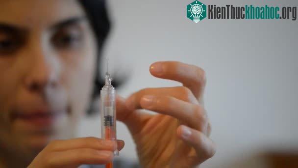 Một chiếc kim tiêm chỉ sẵn sàng làm nhiệm vụ khi không còn một chút khí nào bên trong.