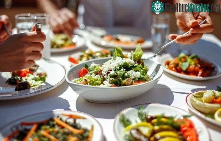 Hãy chắc chắn rằng, bạn luôn ăn nhiều rau, củ, quả chứa vitamin D.