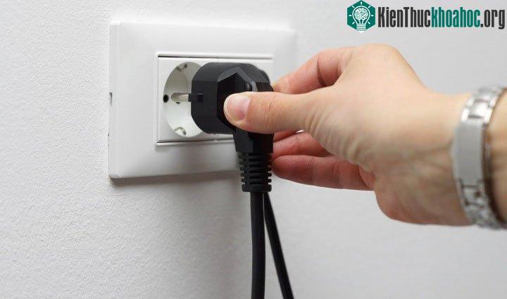 Việc đầu tiên khi đổ nước lên laptop là rút ngay phích điện ra.