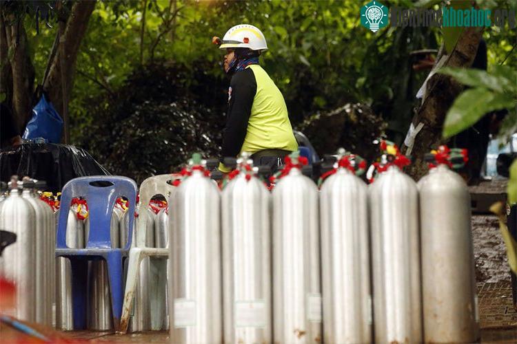 Các bình oxy được bơm sẵn để phục vụ công tác cứu hộ.
