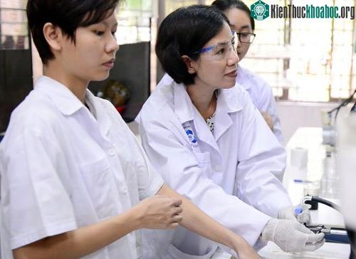 TS Nguyễn Thị Lệ Thu (giữa) tại phòng thí nghiệm. (Ảnh: Hà Phương).