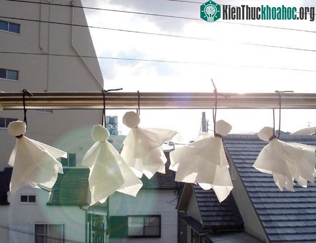 Bài hát thường được cất lên trong lúc làm búp bê giống như một lời cầu chú để “phép màu” từ con búp bê có thể hiệu nghiệm hơn.