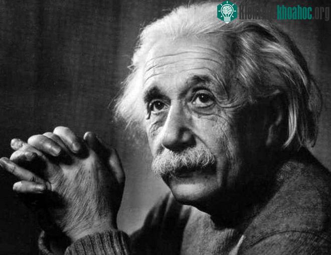 Khi còn ở tuổi niên thiếu, Einstein đã học cách lái thuyền và khi ở trên mặt nước