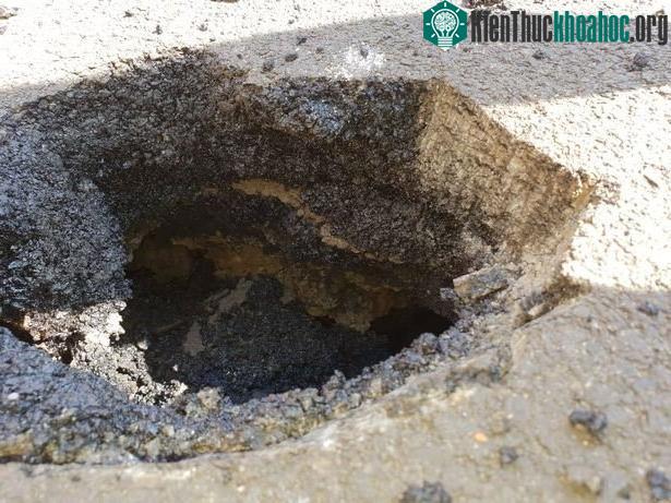 Còn lại cái hố này sau khi chân chàng trai trẻ được giải cứu.