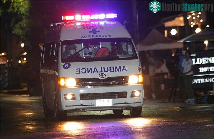 Xe cứu thương đưa các em vào bệnh viện. (Ảnh: EPA).