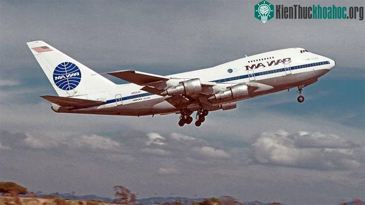 Một máy bay của hãng Pan Am (Mỹ).