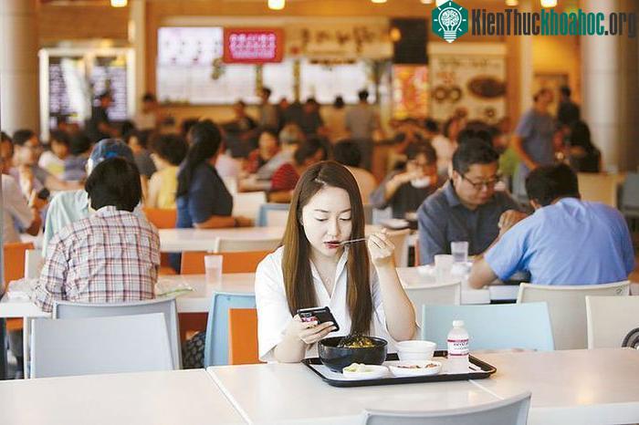 Có rất nhiều yếu tố đan xen tác động đến những nghiên cứu về việc ăn một mình - (Ảnh: ALAMY).