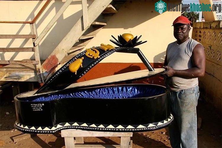 Người Ghana luôn chôn cất người đã khuất bằng những chiếc quan tài được trang trí rất cầu kỳ.