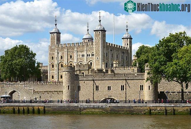 Tòa tháp London (Tower of London) nổi tiếng.