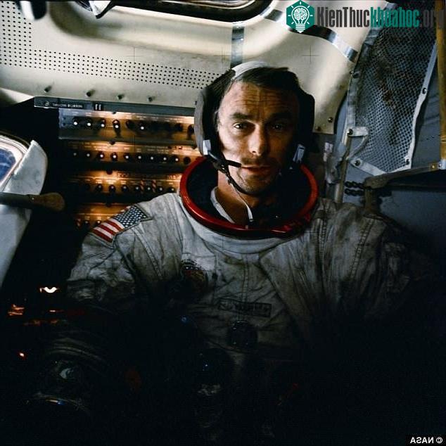 Eugene Cernan trên tàu Apollo 17 phủ đầy bụi Mặt trăng.