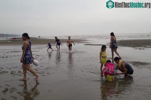 Biển Cửa Lò lúc 10h sáng 18/7. (Ảnh: Nguyễn Hải).