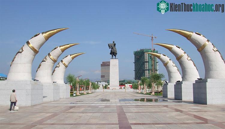 Bia kỷ niệm Thành Cát Tư Hãn tại Hohhot (Hô Hòa Hạo Đặc), Nội Mông Cổ, Trung Quốc.