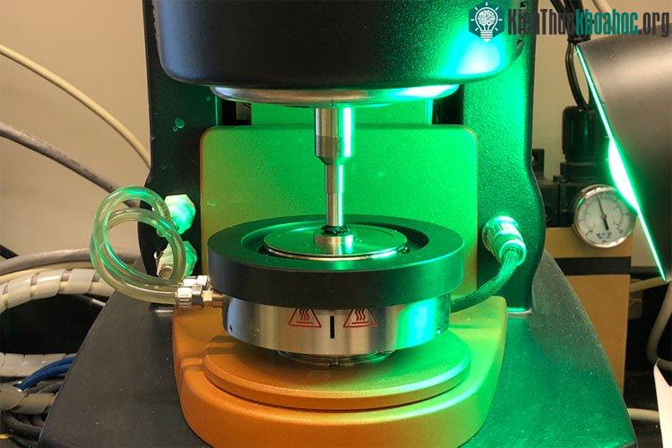 Khi chiếu các loại ánh sáng khác nhau, vật liệu sẽ tự thay đổi cấu trúc để có một dạng thể mới.
